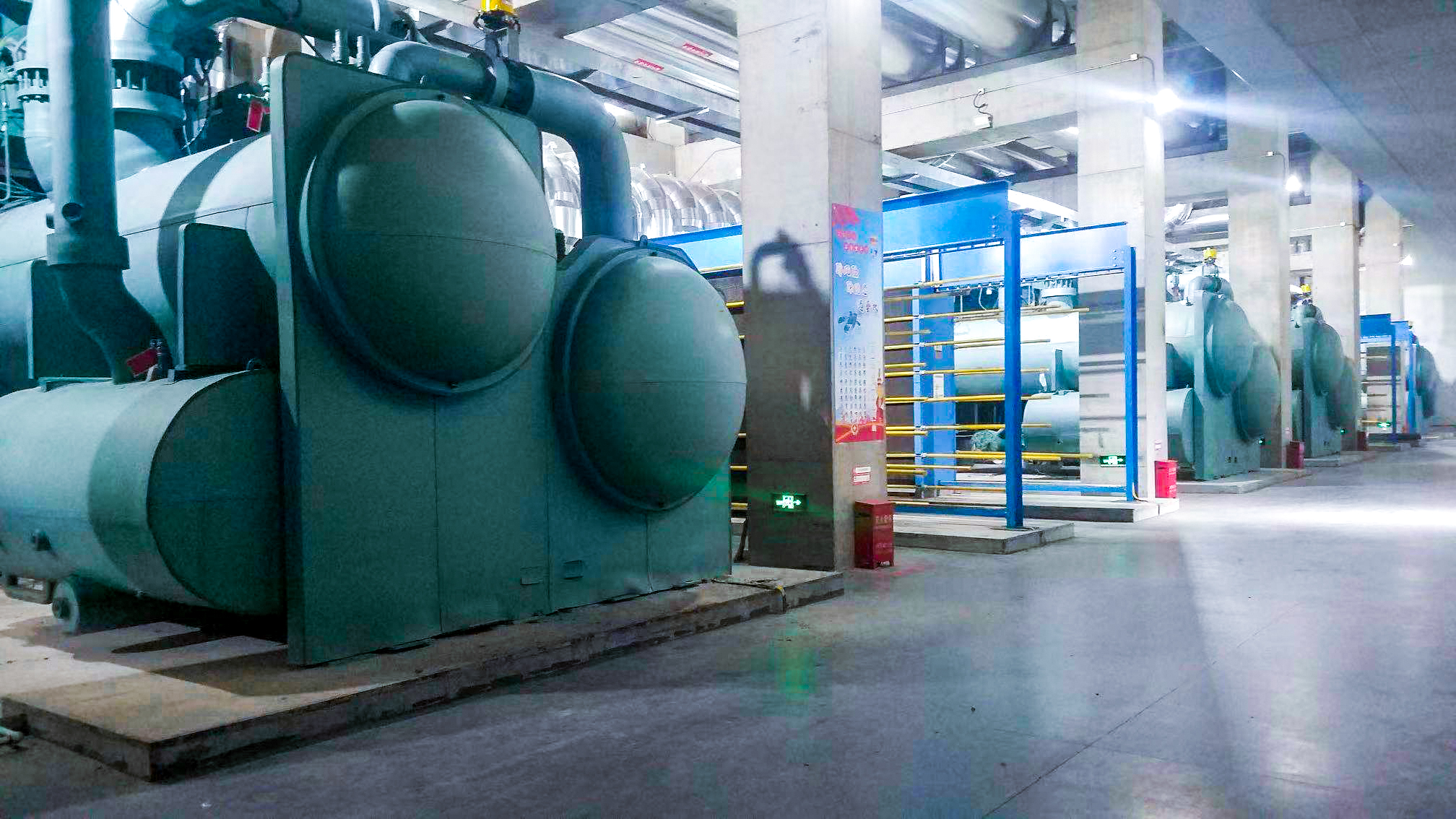 约克CYK双级离心式热泵机组帮助北京城市副中心高效利用地热资源，实现清洁供暖，显著降低能耗.jpg